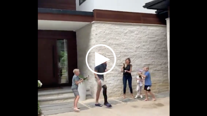 Alex Smith’s family celebrates after he’s cleared for football following 17 surgeries