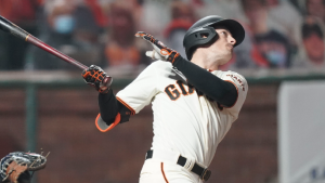 Mike Yastrzemski exits Giants game with tight right calf