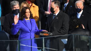 Stephen Curry reacts to Oakland’s own Kamala Harris being sworn in as Vice President