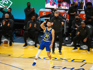 Curry drops 40, continues three-point tear in win over Magic