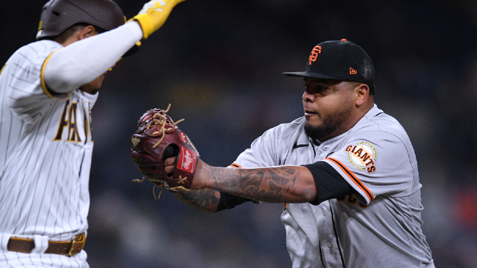 Reyes Moronta hits IL as outfielder gets call-up for his Giants debut