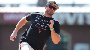 Evan Longoria with club in SF, nearing return from finger surgery