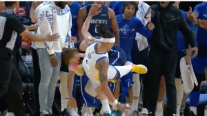 Damion Lee-Dāvis Bertāns issued double techs after kerfuffle in second quarter