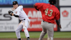 Giants acquire switch-hitting utility player in trade with Marlins