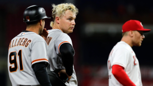 Giants open road trip with oddity-riddled loss to MLB-worst Reds