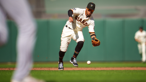 Giants navigate through Los Angeles traffic in gutsy win