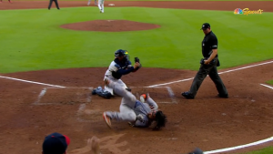 Brandon Crawford leaves game after awkward collision at home plate