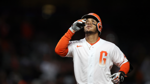 Stacked-deck lineup erupts for Giants blowout