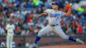 Reeling Giants blow 2 chances against rival Dodgers