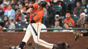 Giants edge Pirates in sloppy game