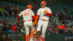 Pederson, Davis slug Giants to win to begin final home stand