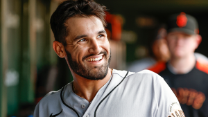 Giants walk off Diamondbacks in home finale