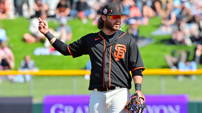 Giants shut down Brandon Crawford with knee issue