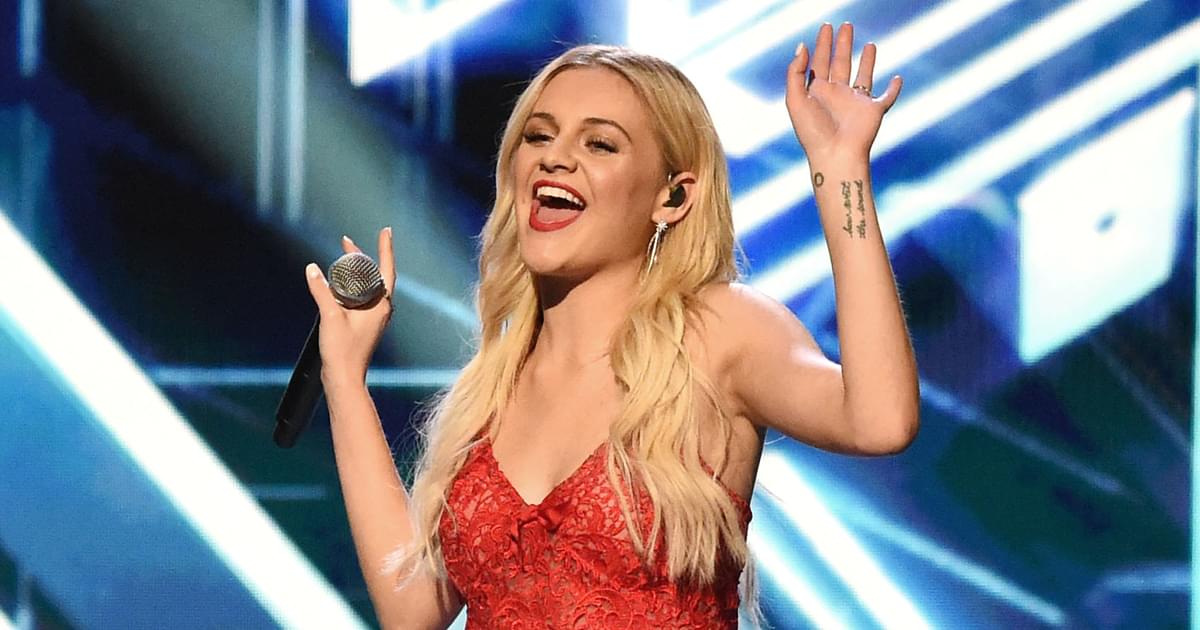 Watch Kelsea Ballerini Perform “Santa Baby” at “CMA Country Christmas”