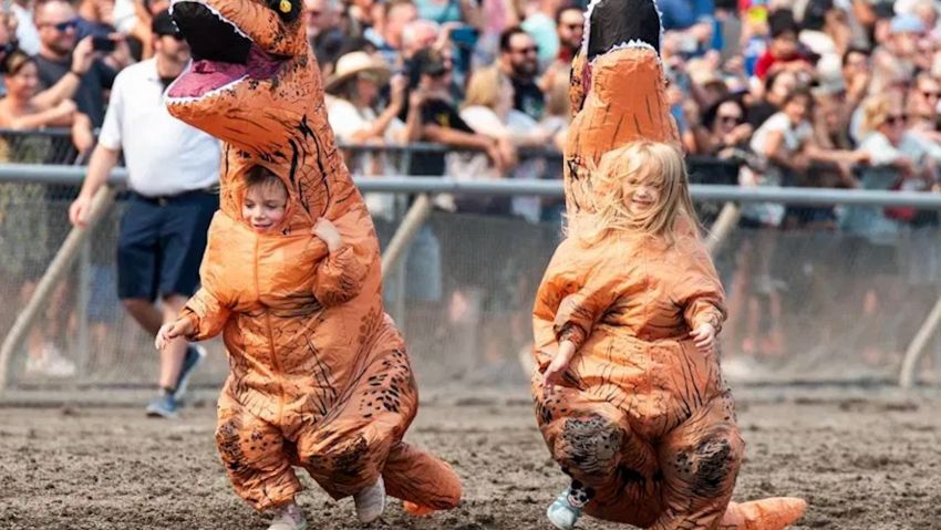 Adorable 4-year-old T. rex racers have a blast coming in last