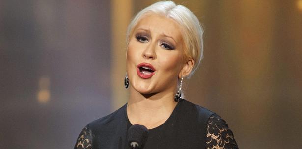 Christina Aguilera también se quita la ropa