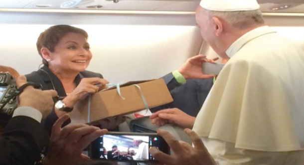 ¡María Antonieta Collins le lleva empanadas argentinas al Papa!