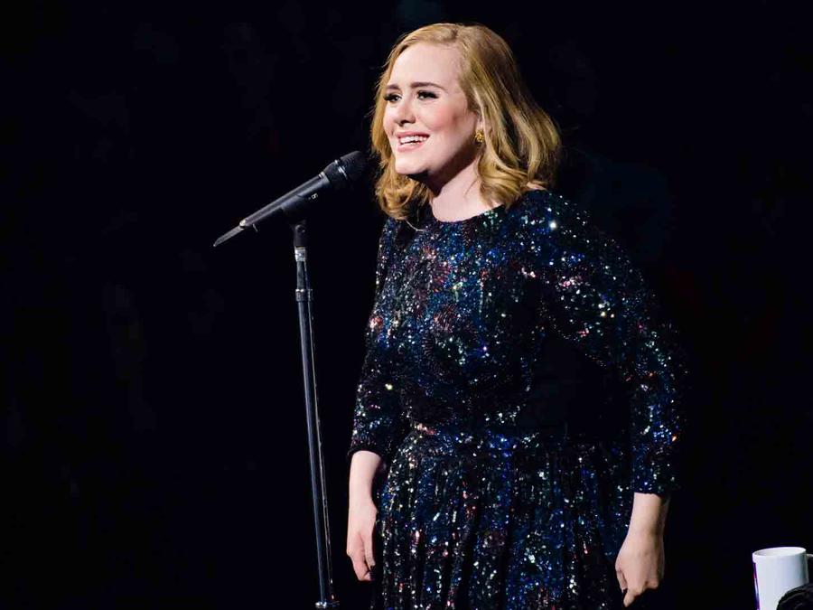 OMG!!! Adele se le olvidó la letra de su canción en pleno concierto (VIDEO)