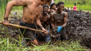 Hawaii Football Players volunteer at Kahana Cultural Living