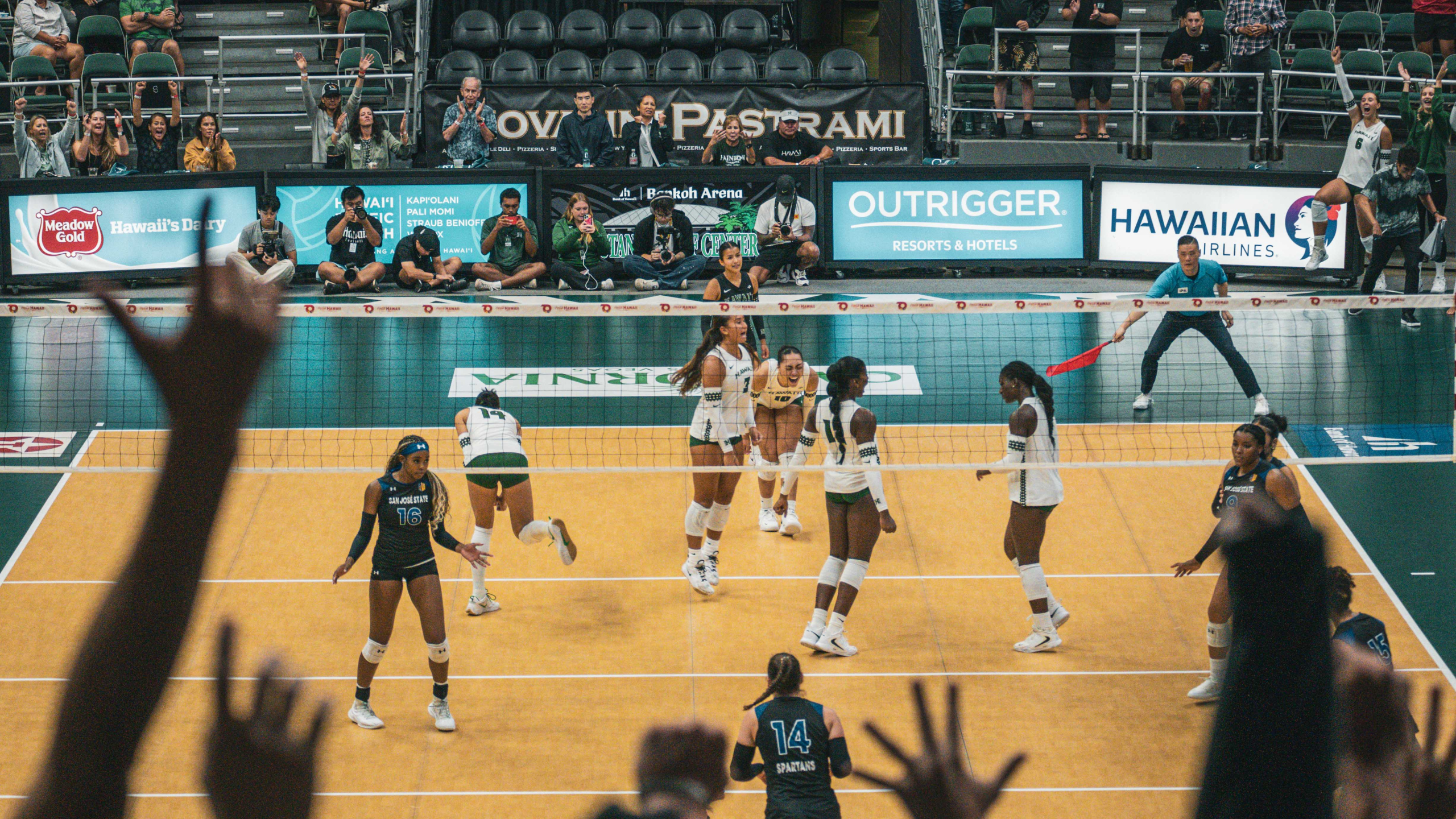 Rainbow Wahine win Outrigger Invitational Behind Gunderson and Reid