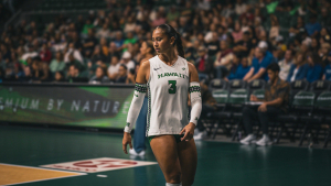 Shorthanded Wahine Rally Behind Arquette’s Triple Double for First Conference Win
