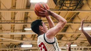 ‘Iolani boys hold off Maryknoll, 51-46, move atop ILH standings