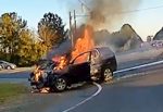 [VIDEO] Rome Police and good samaritans rescue two from burning vehicle