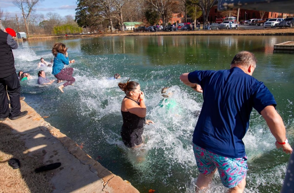 [Photos] Cave Spring Polar Plunge raises 4,200 for preservation