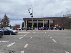 Rally and counter-protest held in downtown Fort McMurray