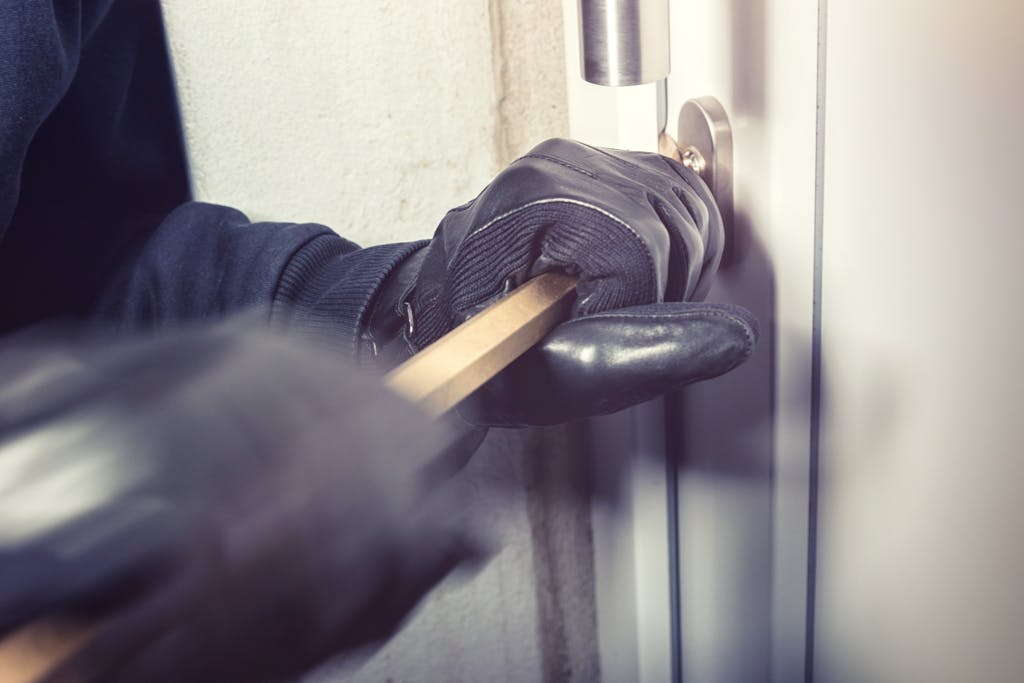 Panicked Woman Flees as Intruder Breaks In… and Does Her Chores!