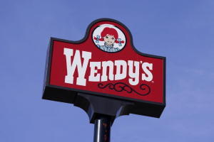 Wendy’s says it has no plans to raise prices during the busiest times at its restaurants