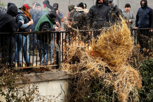 Spraying manure and throwing beets, farmers in tractors again block Brussels to protest EU policies