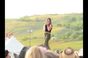 Country Thunder: Tenille Arts gets ’em dancing despite the heat