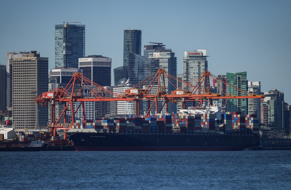 Grain farmers urge intervention as Metro Vancouver terminal workers ready strike