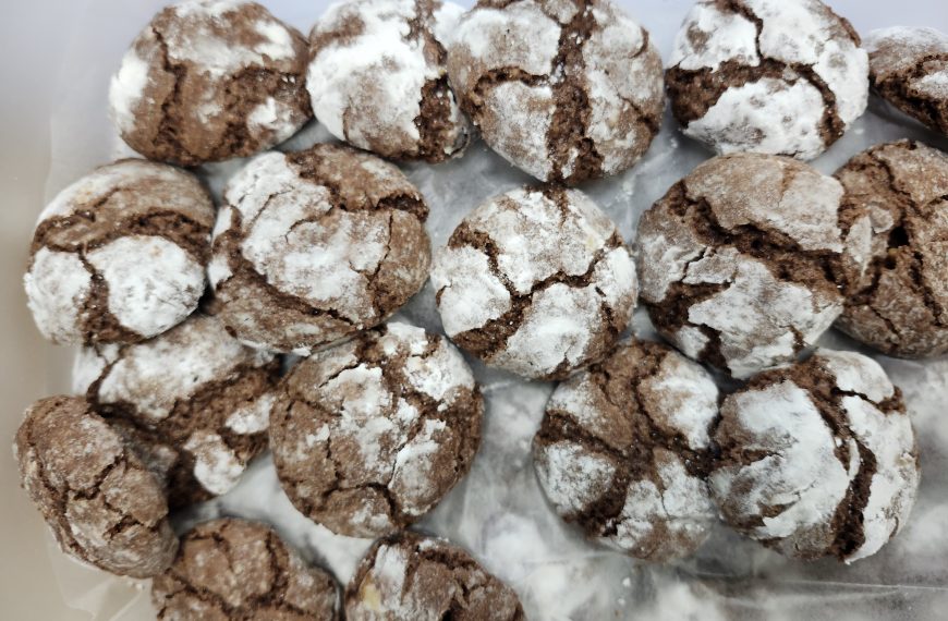 Crack open a smile with these chocolate crackle cookies!