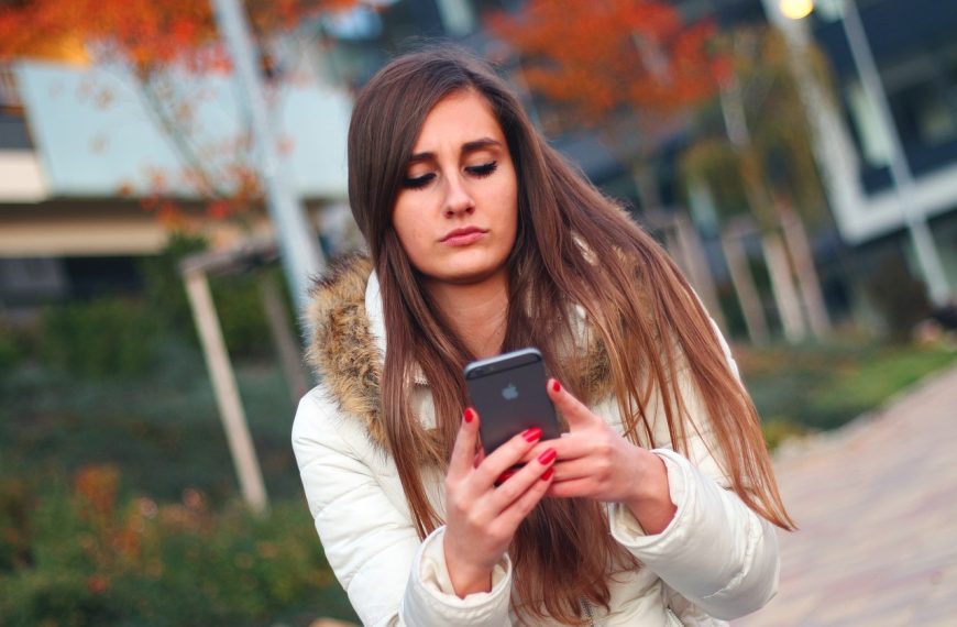 Alberta To Ban Cellphones In Classrooms